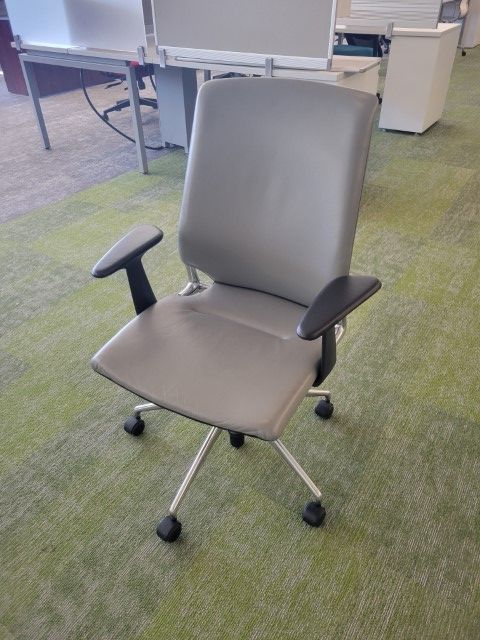 C61742 - Leather Vitra Meda 2 Chair