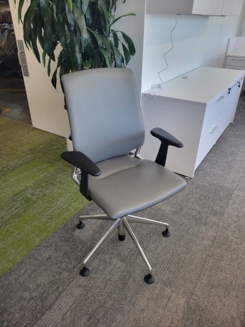 C61744 - Leather Vitra Meda 2 Conference Chair