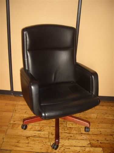 C1251 - Steelcase Leather Desk Chairs