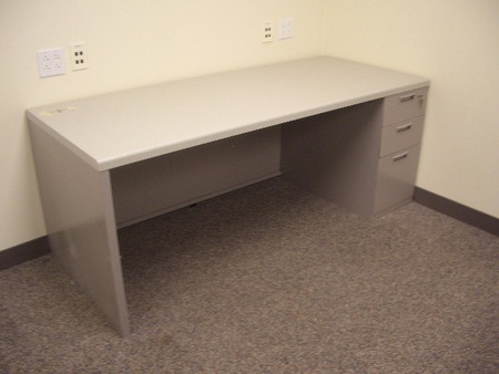 D1077 - Steelcase Single Pedestal Desks