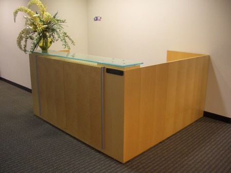 R1089 - Geiger Reception Desk
