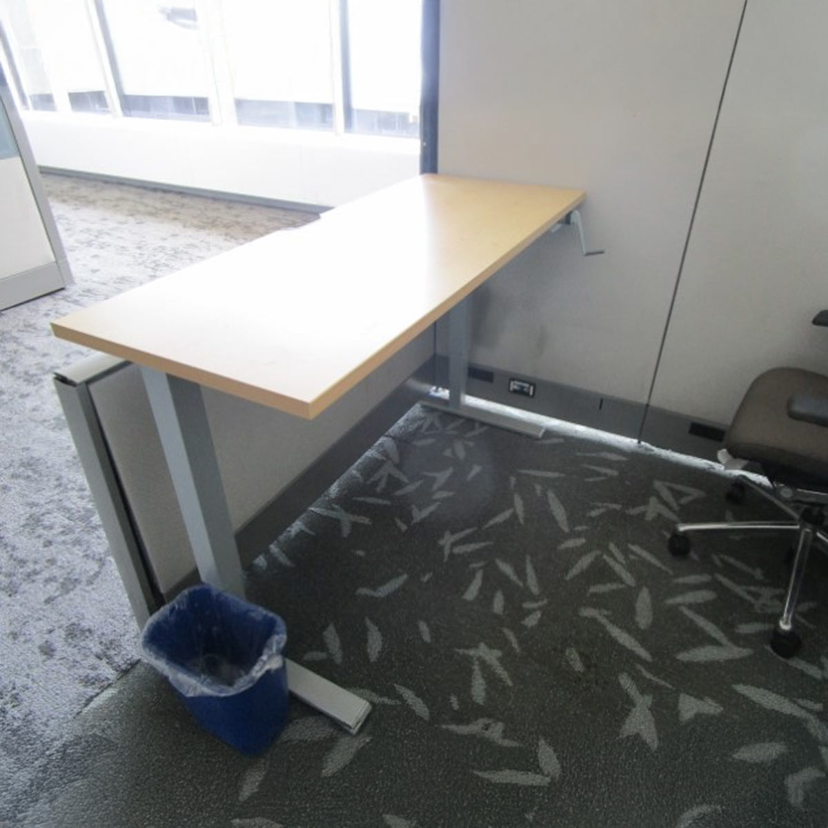 D12264 - Humanscale Float Sit-Stand Desks