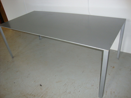 T3037 - Metal Tables