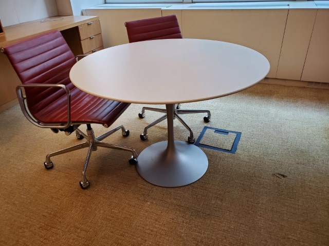 T12184 - Knoll Saarinen 42" round table