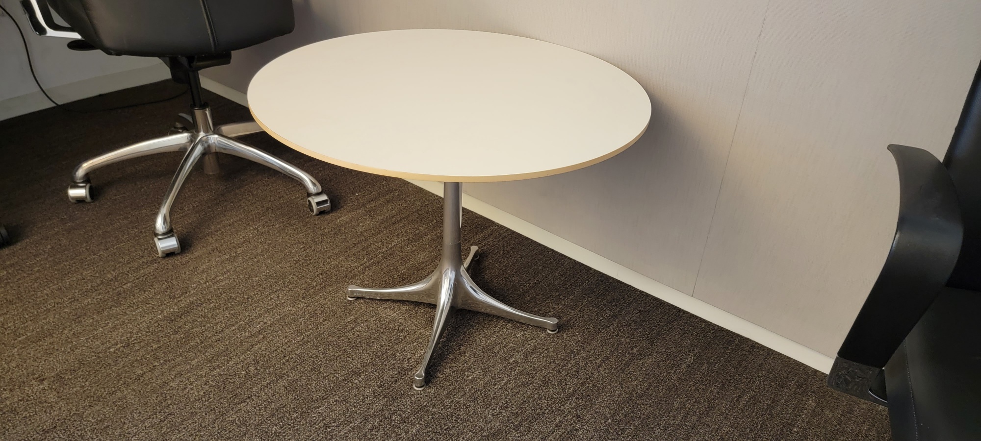 R6316 - Knoll Saarinen 30" Round Tables