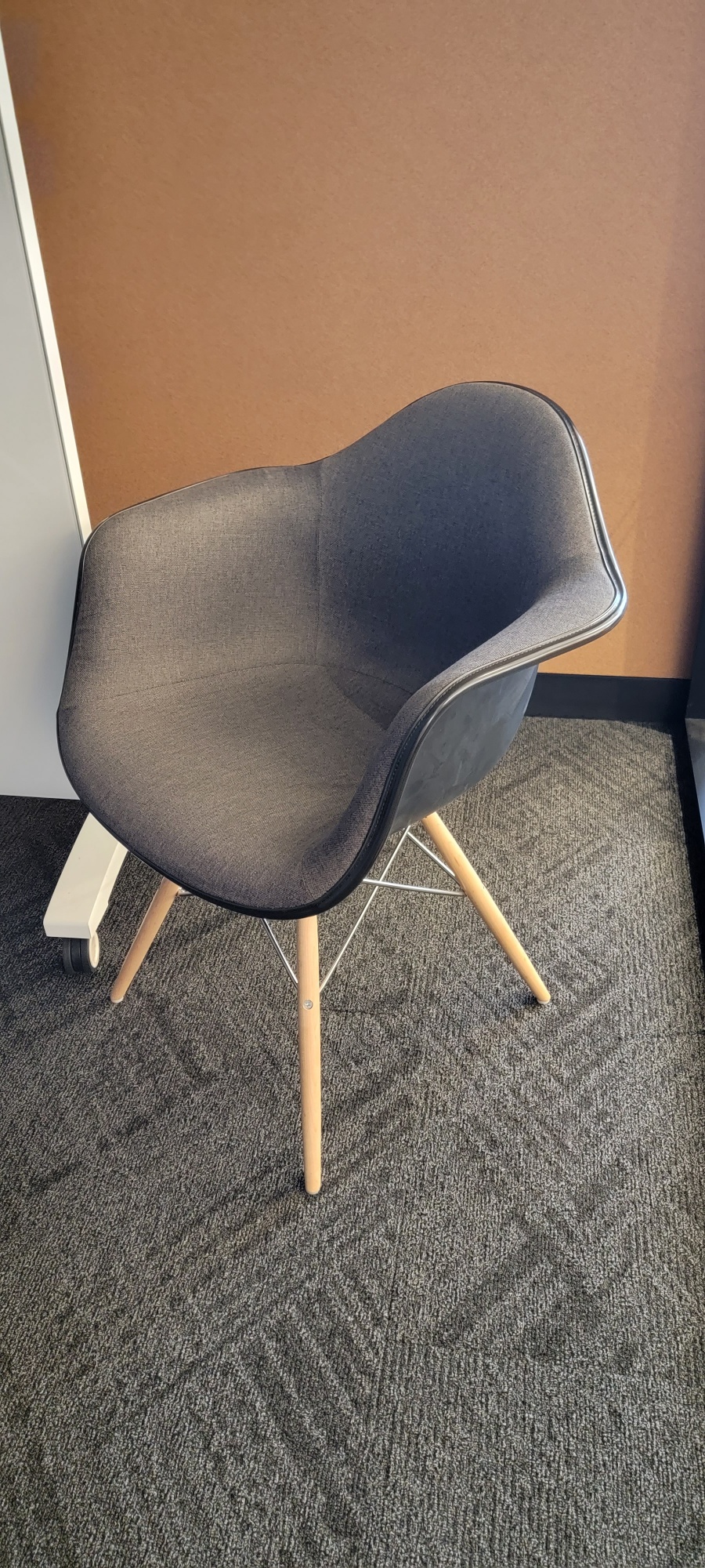 C61663 - Herman Miller Eames Bucket Chair