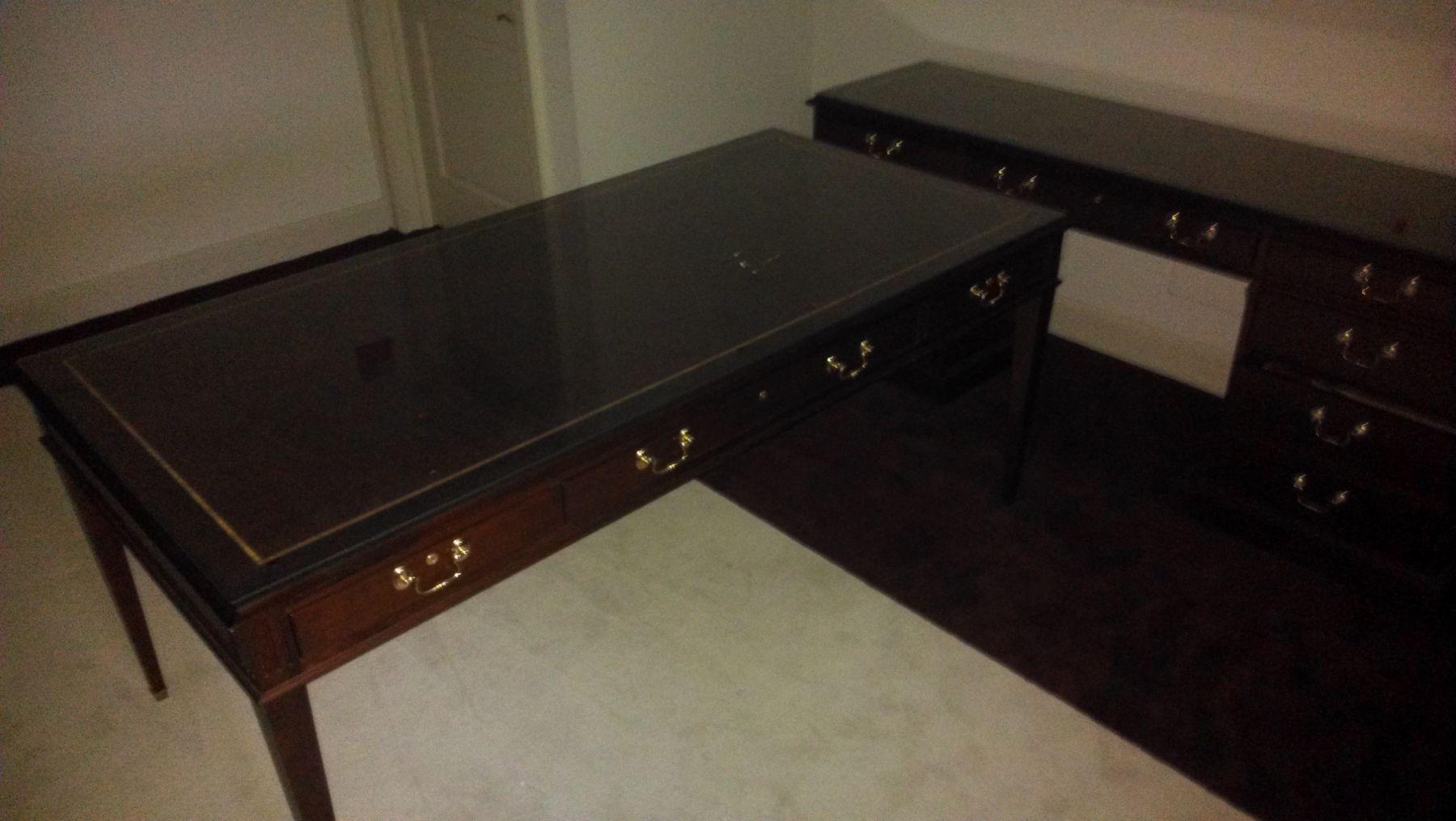 D6028C - Traditional Style Table Desks