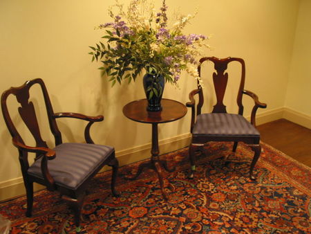 R412 - Guest Seating with Matching Table