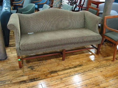 R489 - Traditional Sofa