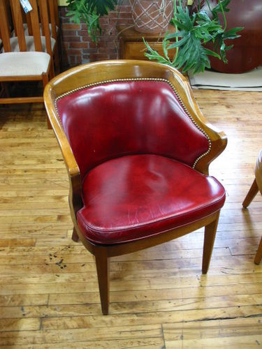C491 - Traditional Leather Guest Seating