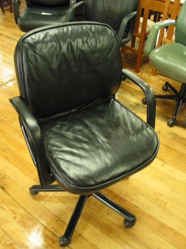 C527 - Vecta Wilkhaun Leather Seating
