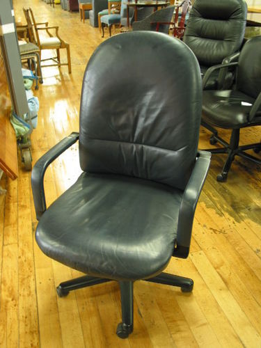 C532 - Leather Gunlocke Seating