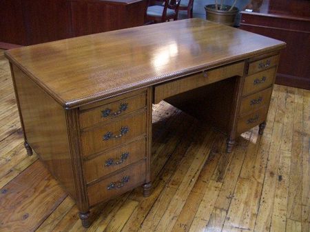 D542 - Wood Antique Desk