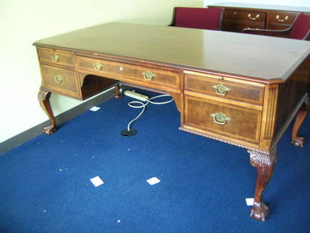 D632 - Antique Style Desk