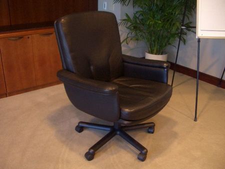 C830 - Black Leather Executive Seating