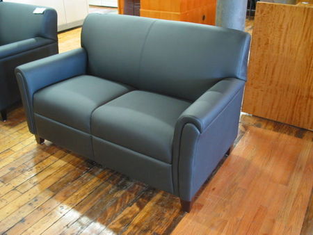 R895 - Black Loveseat