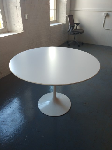 T12132C - Knoll Saarinen 42" Meeting Table