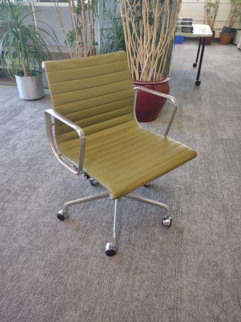 C61568 - Herman Miller Eames Chairs