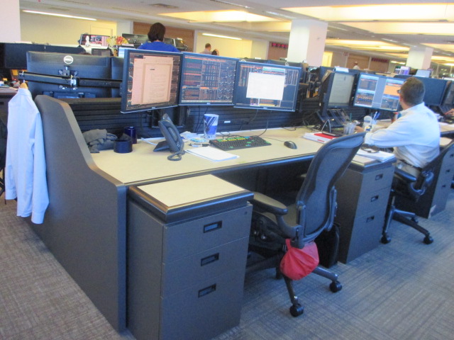 TD10042L - Trader's Desks