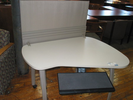 W1015 - Mobile Table with Screen