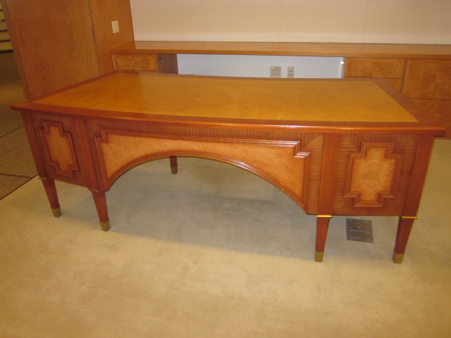D12015C - Traditional Table Desk