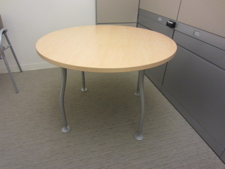 T3852C - Steelcase Round Table