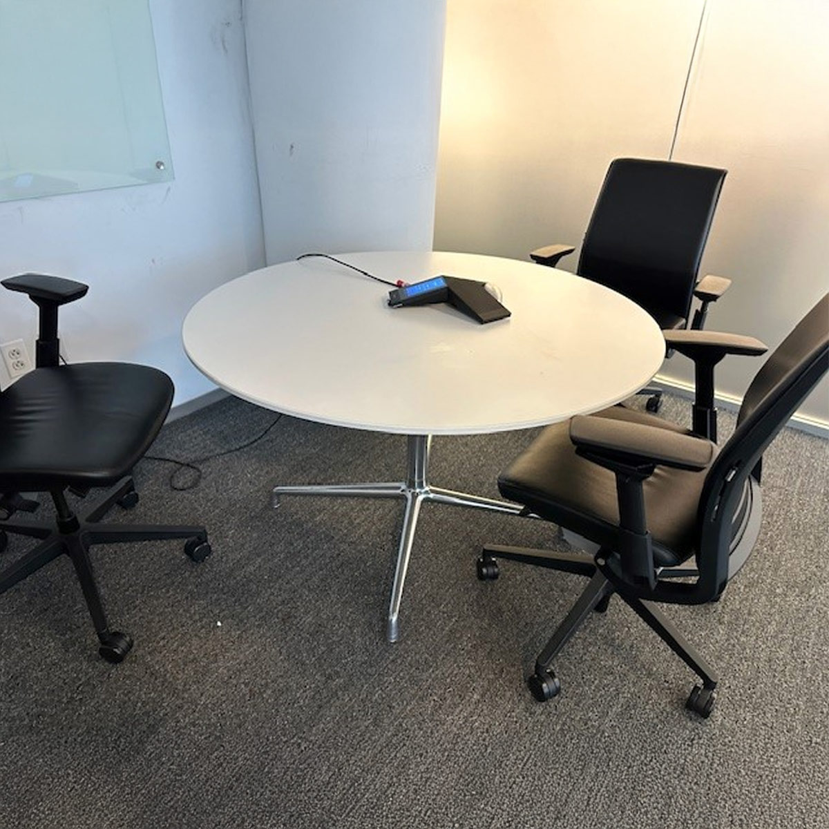 T12422 - 42" Coalesse Round Table