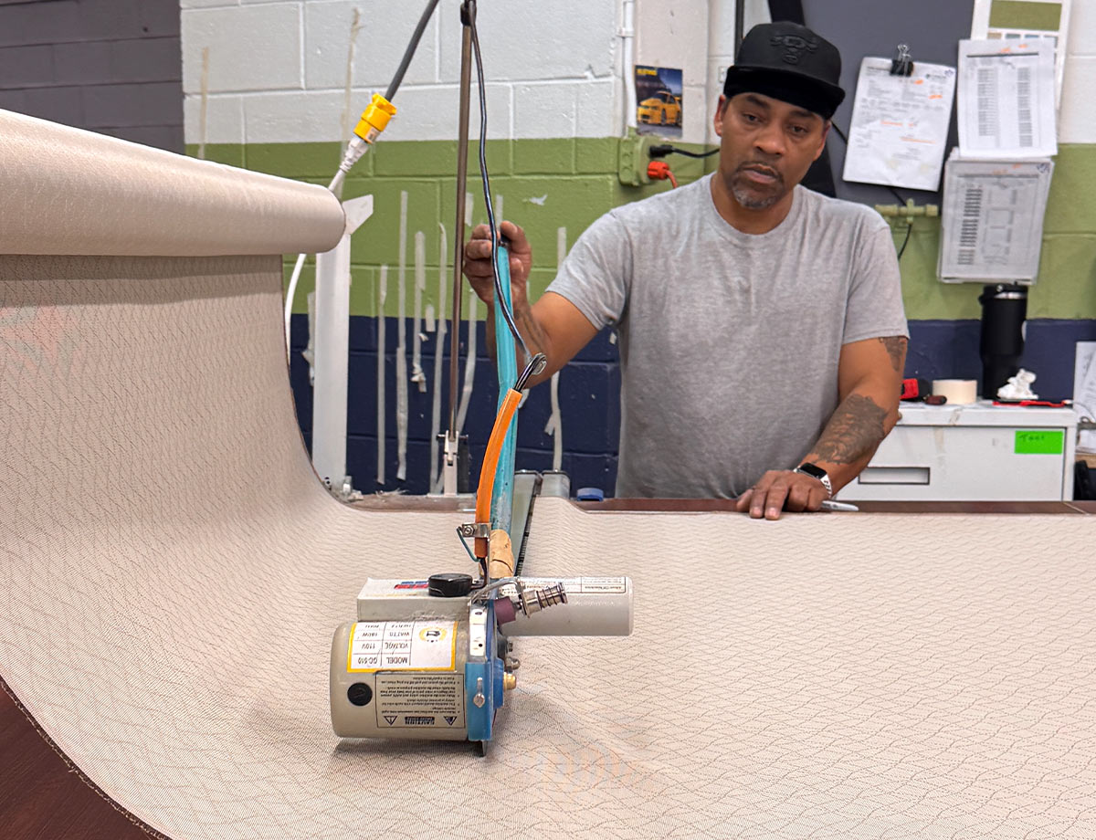 Other in page Lou cutting tan pattern fabric with machine 1200w x X