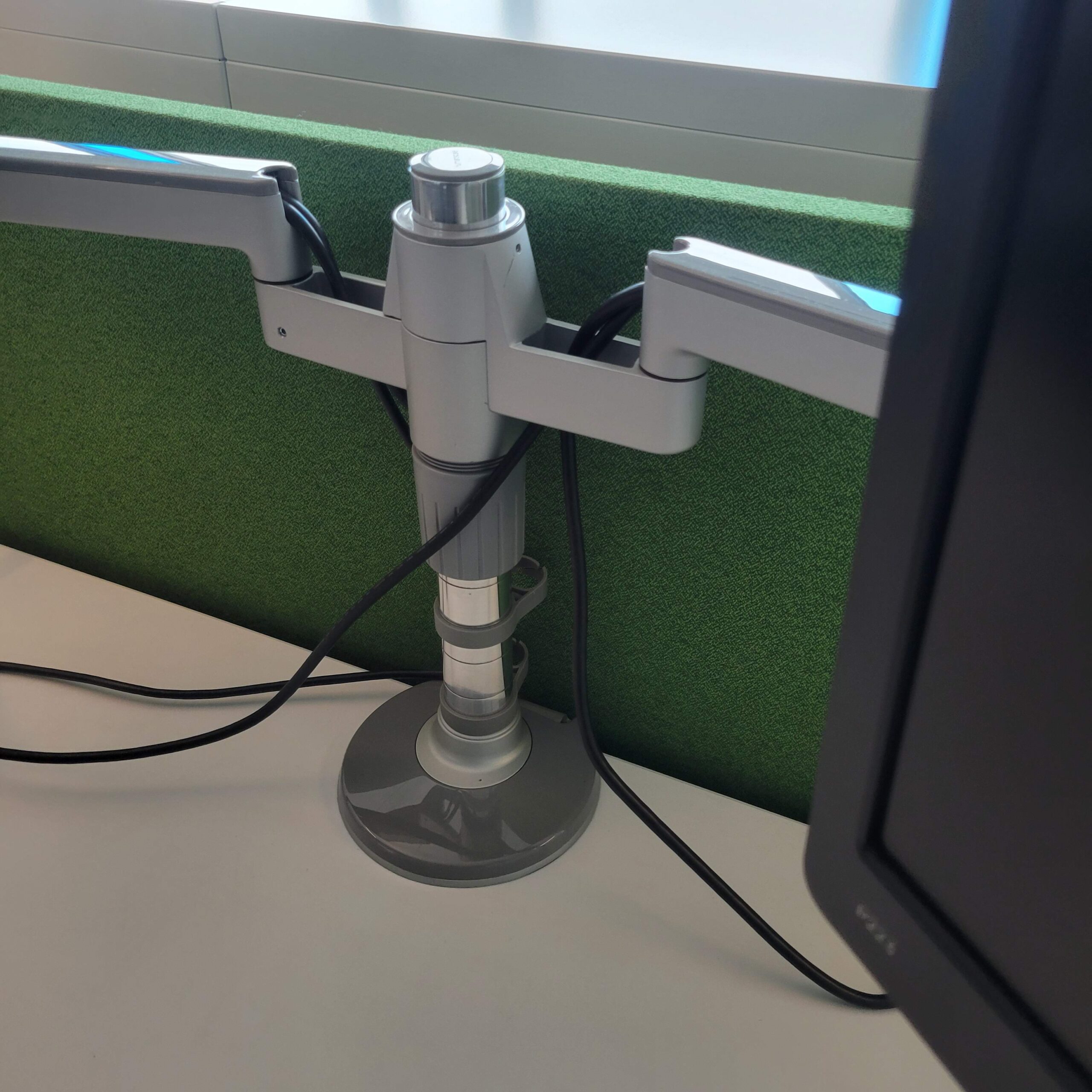 Humanscale M/Flex Dual Monitor Arm