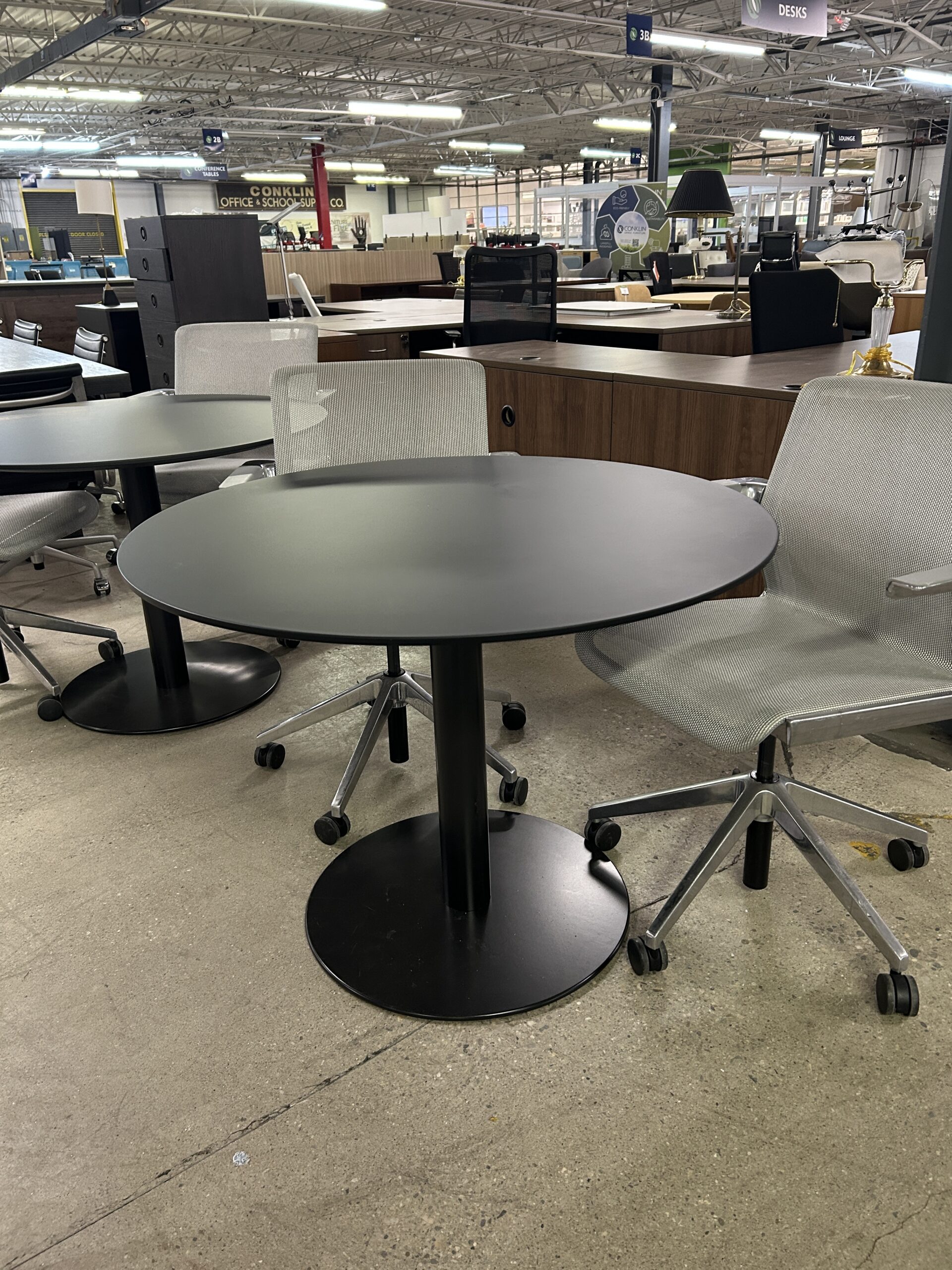 39″ Black Round Table