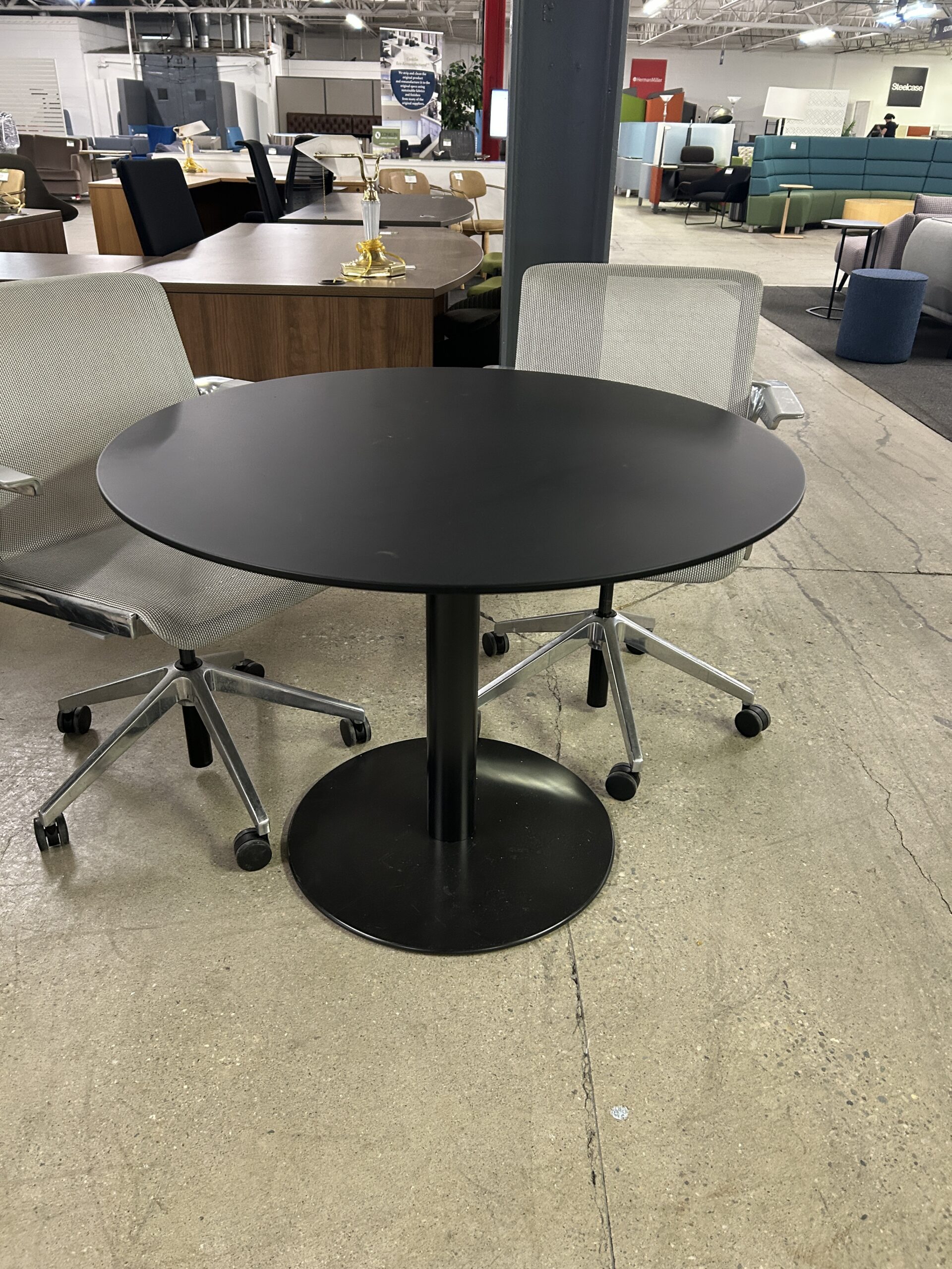39″ Black Round Table