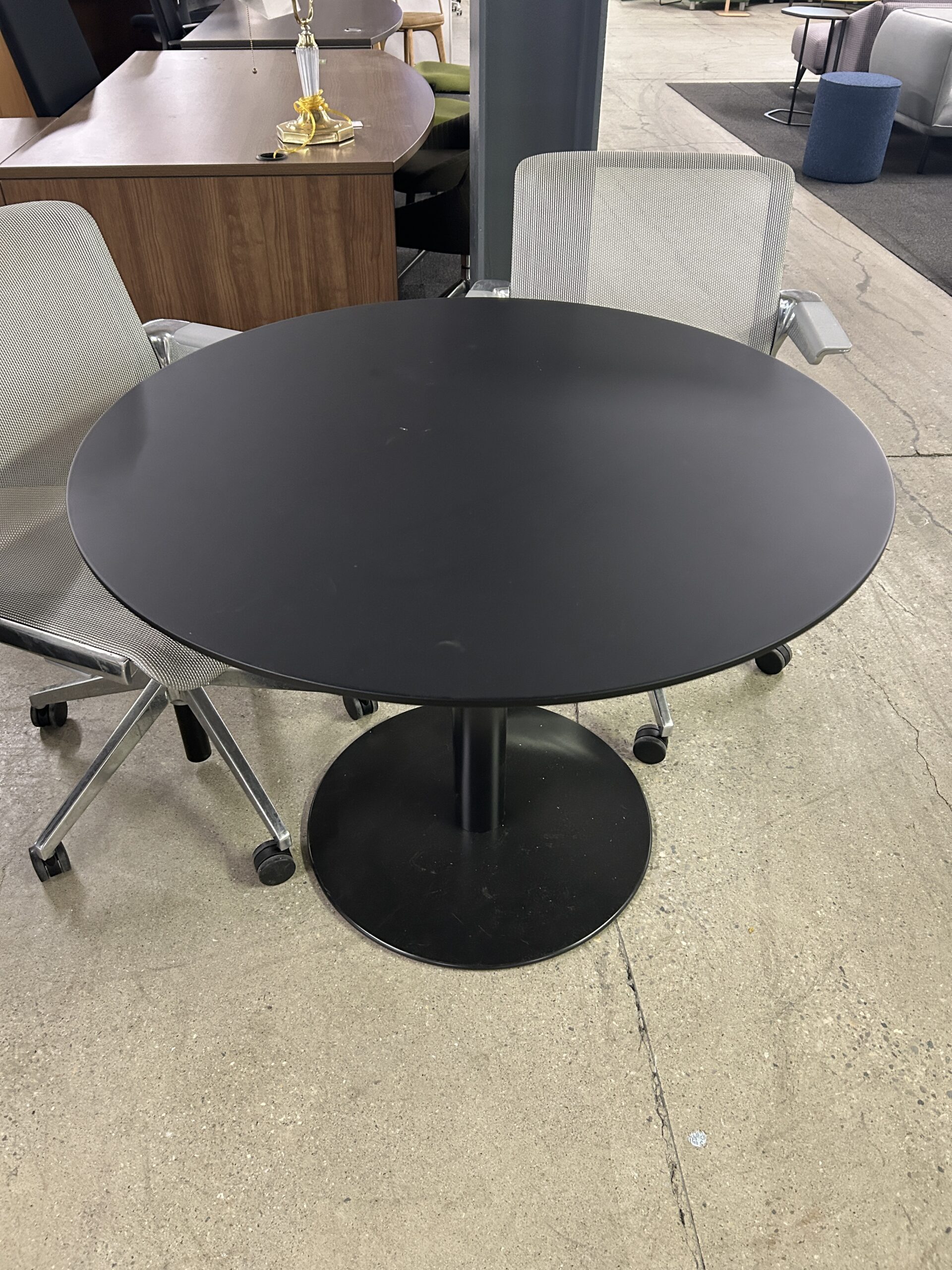 39″ Black Round Table