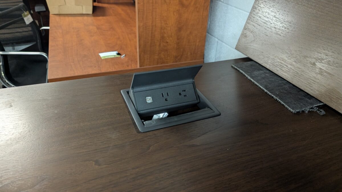 Geiger L‑Shape Sit‑Stand Desk Set photo